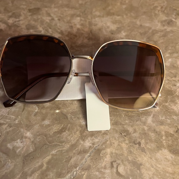 Guess Accessories - Women’s Oversized Square Sunglasses -‎ Brown Gradient Lenses